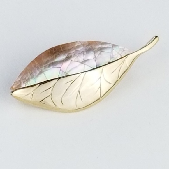 LC Mother of Pearl and Goldtone Brooch J146 (A20) - Picture 4 of 7